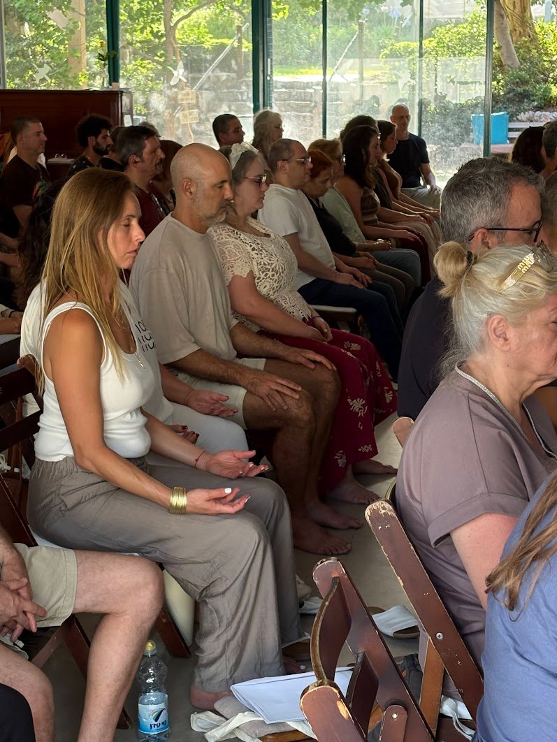 משתתפים במדיטציה במהלך הסמינר