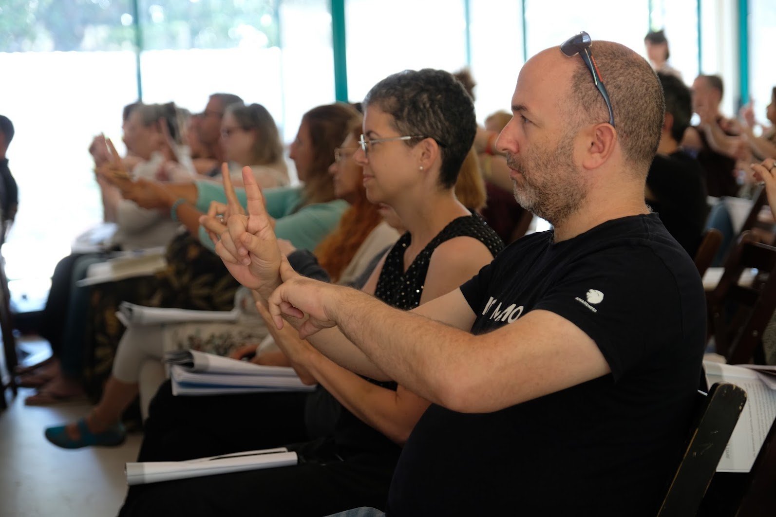 משתתפים מתרגלים יחד במהלך הסמינר